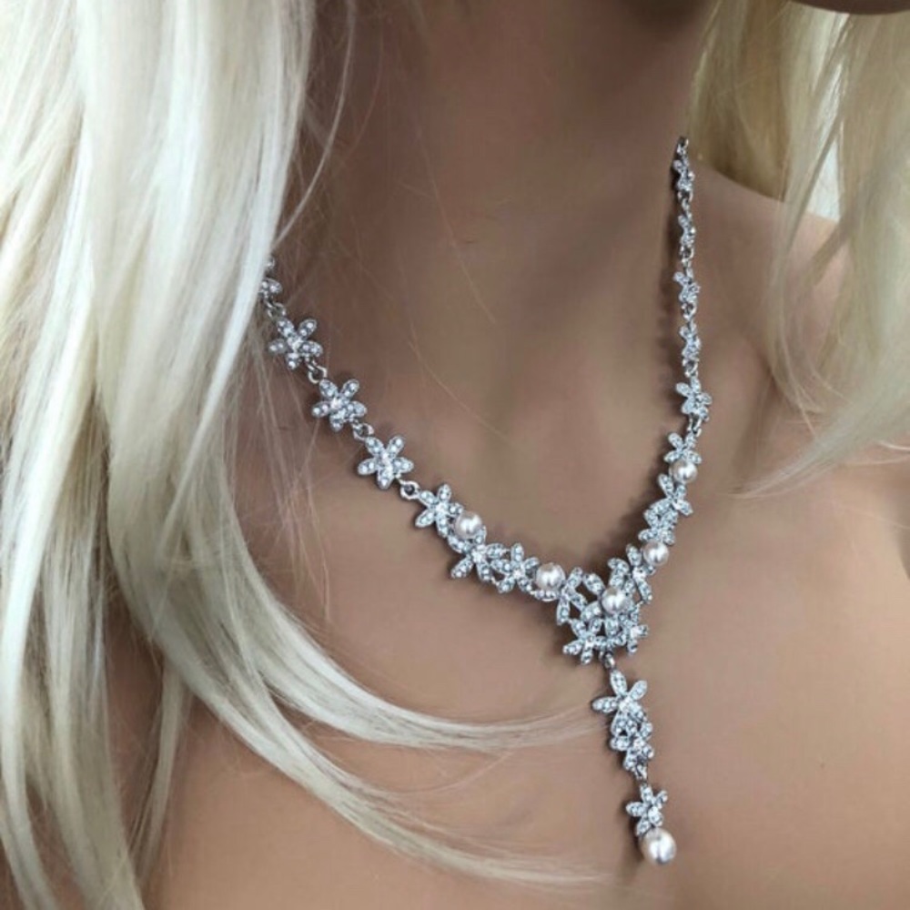 NWT Dainty Pearls & Crystals & Necklace Set - Picture 9 of 10
